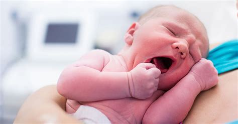 recém-nascido respiração com barulho